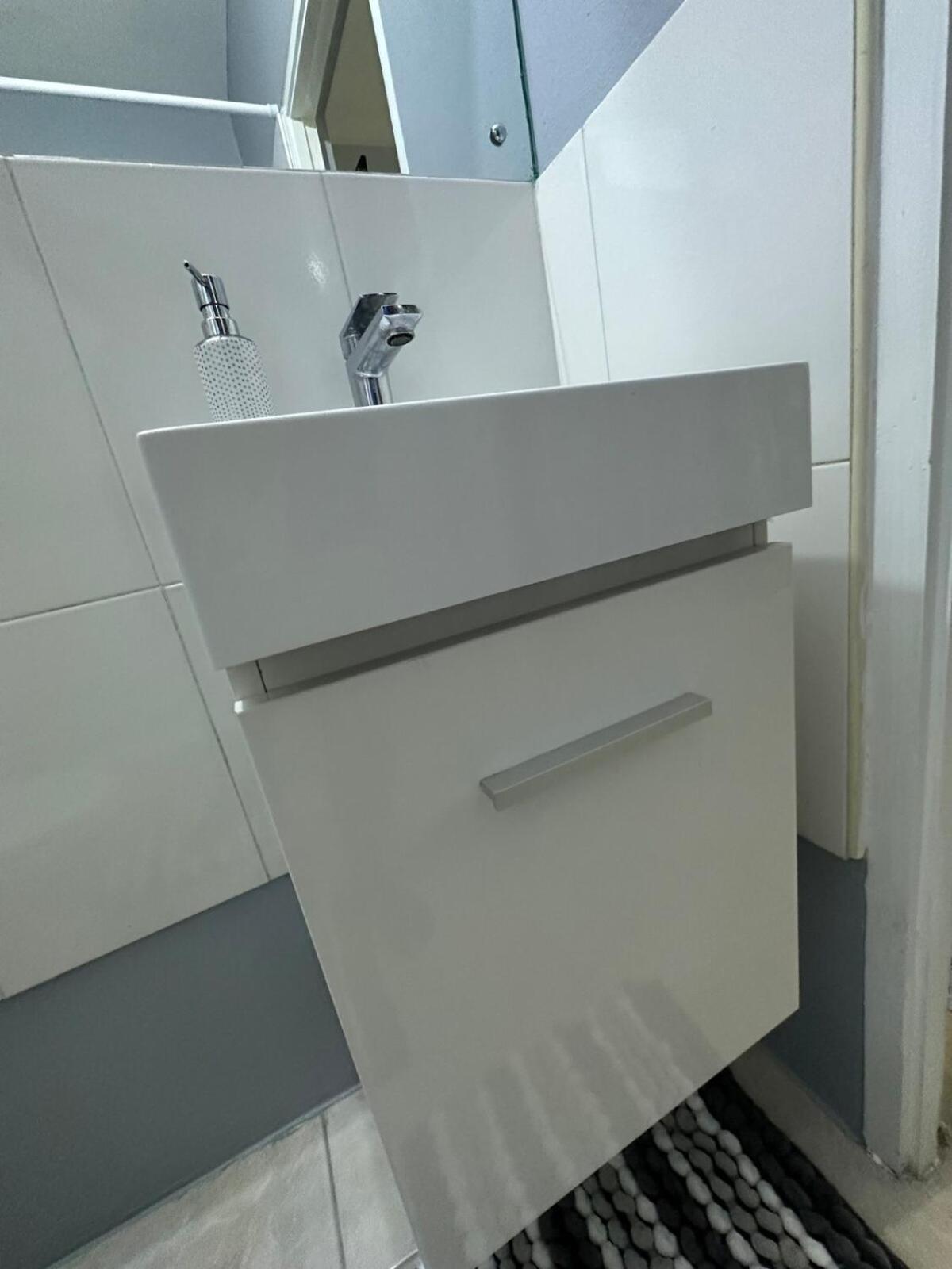 One Bedroom City Apartment Fully Ac With 24Hrs Security Kingston Dış mekan fotoğraf