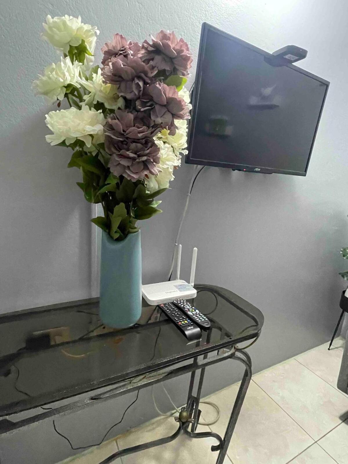 One Bedroom City Apartment Fully Ac With 24Hrs Security Kingston Dış mekan fotoğraf